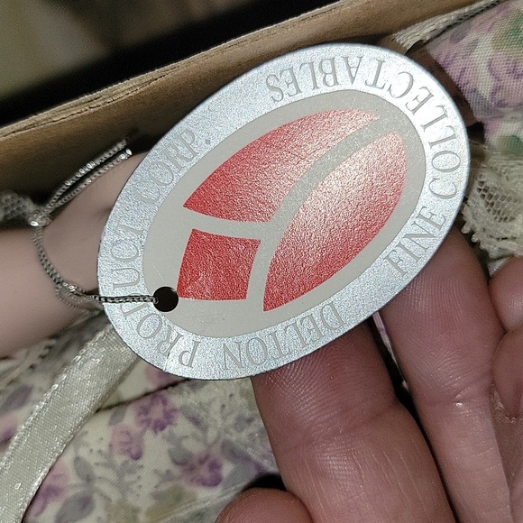 Collectible Vintage NWT Porcelain Doll - Picture 5 of 8